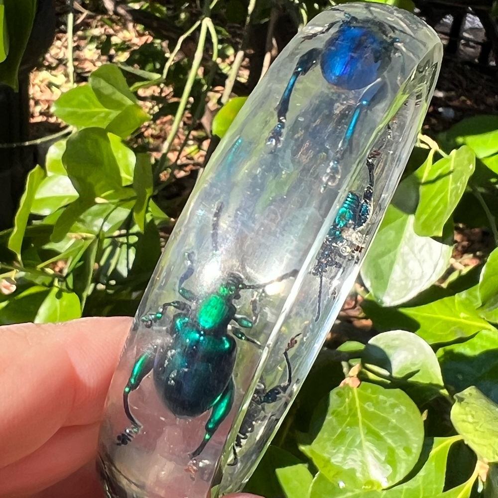 VINTAGE CLEAR LUCITE LARGE BANGLE BRACELET W/ VIVID COLORS BEETLES STATEMENT - Picture 2 of 16